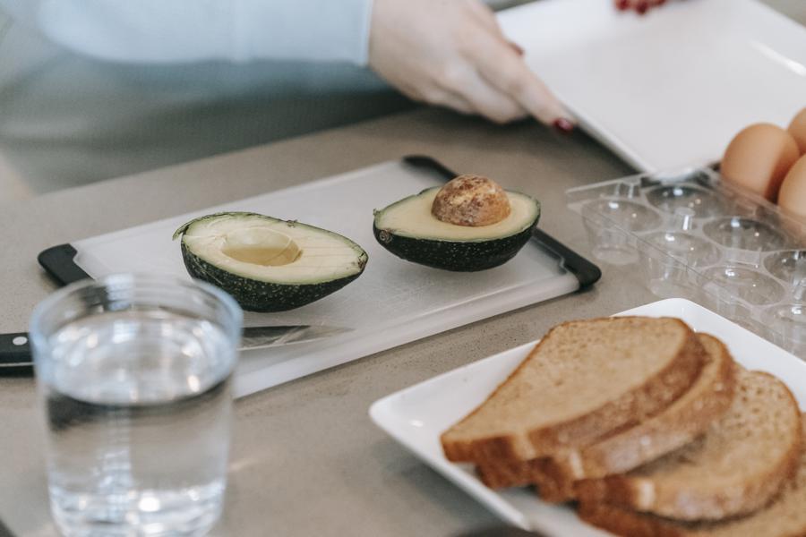 How to prepare and use avocado seeds