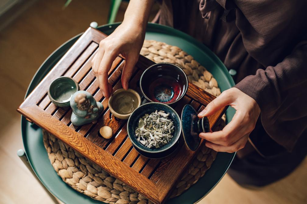 Preparing oregano tea