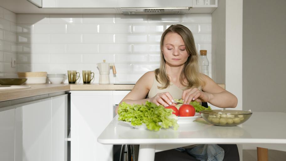 Preparing vegetable broth at home